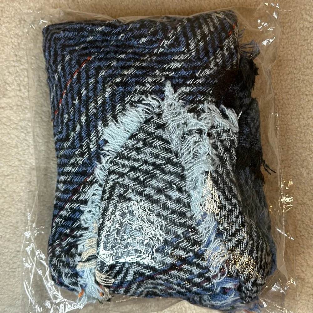 Hooded Poncho w/Herringbone Tweed Knit Design - Picture 8 of 8